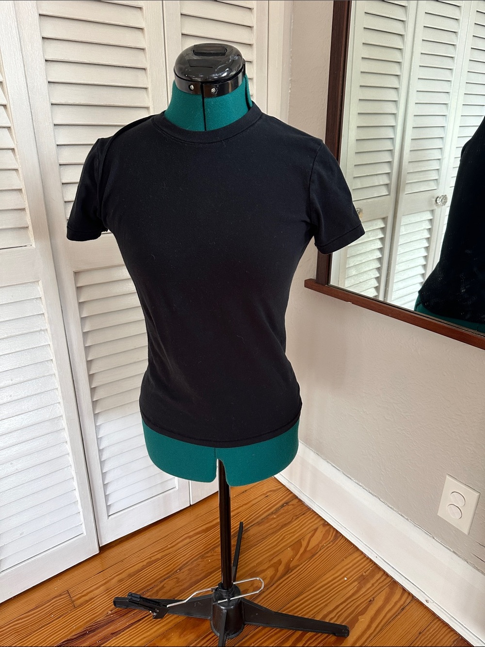 SKIMS Women’s Classic Crewneck Short Sleeve Tee - Soft Smoothing Steamless - Picture 2 of 4